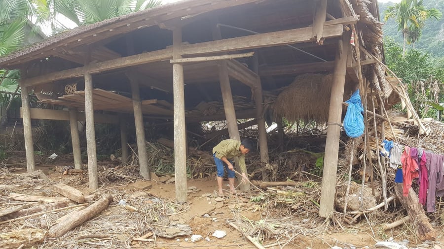 Nhà của Phúc bị lũ dập trôi vào góc vườn.
