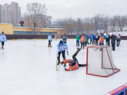 В Красноярске в рамках акции «Студенческий десант» полицейские и общественники провели турнир по хоккею в валенках