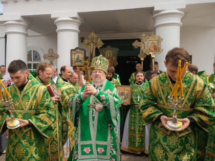 Владыка Пантелеимон возглавил Литургию в День Святой Троицы в Свято-Троицком кафедральном соборе Канска