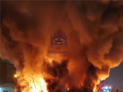 В Красноярске сгорел частный дом на улице Исторической