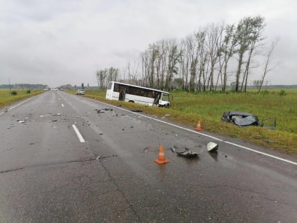 Рейсовый автобус и легковушка столкнулись в Рыбинском районе: погибли два человека
