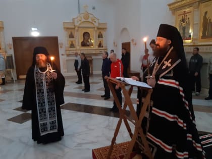 Во вторник первой седмицы Великого поста епископ Агафангел совершил повечерие с чтением Великого канона прп. Андрея Критского в храме великомученицы Варвары города Норильска
