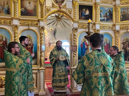 В праздник обретения мощей преподобного Сергия Радонежского епископ Агафангел совершил Литургию в храме Рождества Иоанна Предтечи города Норильска