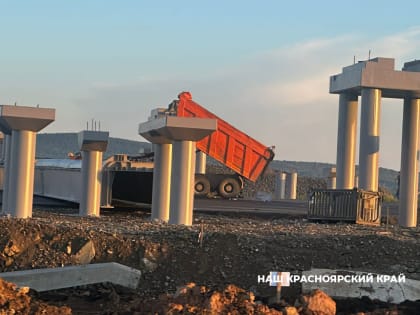 Под Красноярском КАМАЗ уронил пролет моста