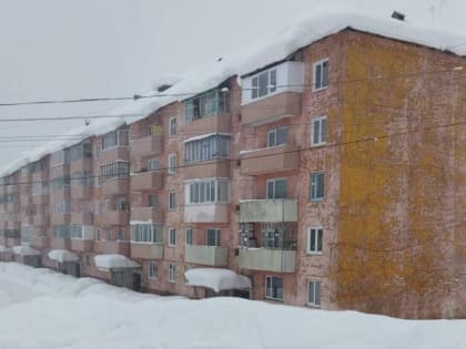 Следователи проводят проверку после падения рабочего с крыши в Краснокаменске