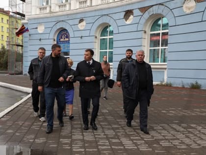 Глава города Норильска проверил ход работ по капремонту фасадов и кровель объектов культурного наследия
