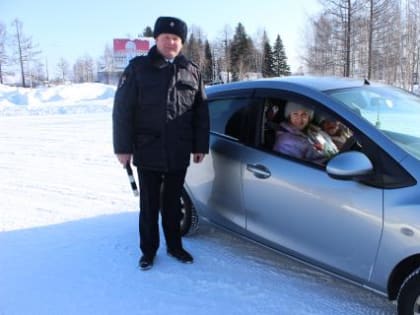 Сотрудники полиции поздравили женщин с 8 марта