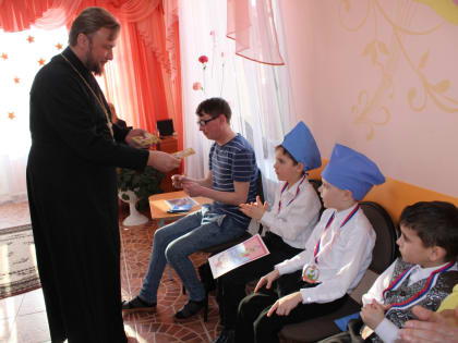 Шарыповский благочинный поздравил ребят из центра социальной помощи с Днем защитника Отечества