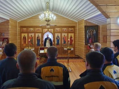 В Эвенкии помолились о призванных на военную службу нефтяниках