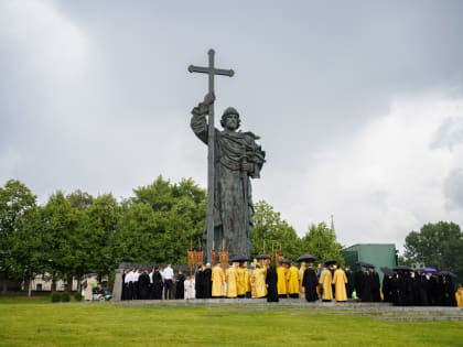 Патриаршее обращение к участникам молебна у памятника равноапостольному князю Владимиру на Боровицкой площади в Москве