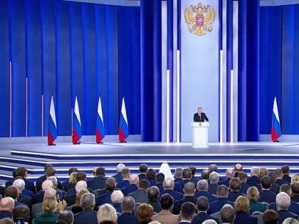 Президент объявил о масштабной реконструкции дорог и ЖКХ в России