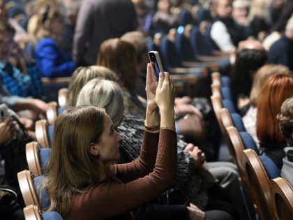 «Ты живешь, когда чувствуешь ветер за спиной»: рассказываем, о чем новый спектакль в норильской «Маяковке»