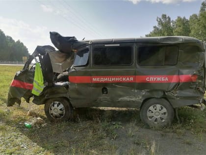 В Красноярском крае УАЗик скорой помощи столкнулся с фурой. Погибла медсестра
