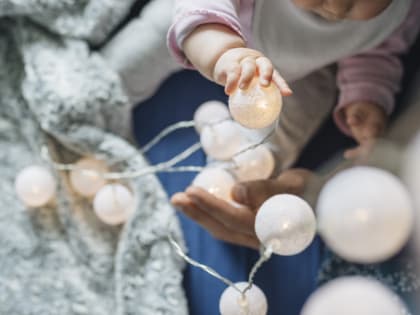 В Красноярске ребенок получил удар током от включенной новогодней гирлянды