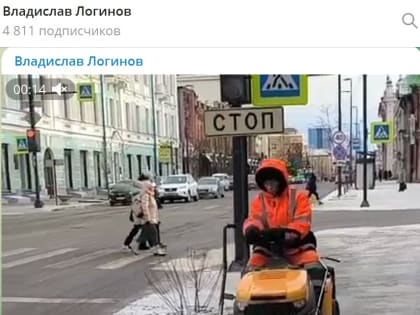 Новые коммунальные машины чистят тротуары в Красноярске накануне Рождества