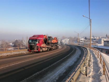 В Красноярском крае водитель грузовика выехал на встречку и врезался в иномарку. Пострадал ребенок
