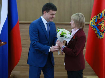 Михаил Котюков вручил награды жителям региона