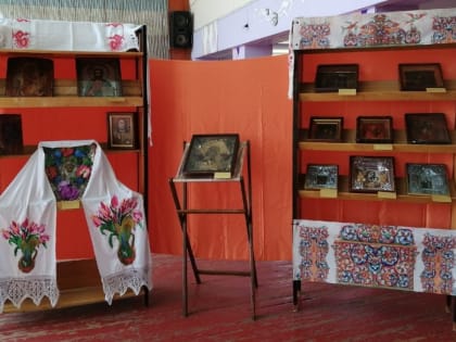 Жители Новосёловского района посетили передвижную выставку народной иконописи «Святая Простота»
