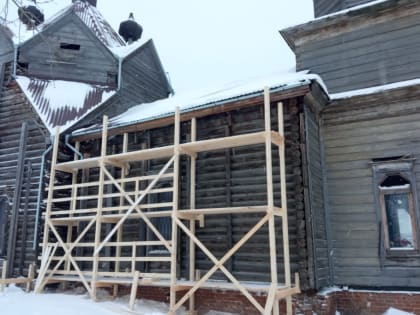 В Красноярском крае устанавливают строительные леса для реставрации Барабановской церкви