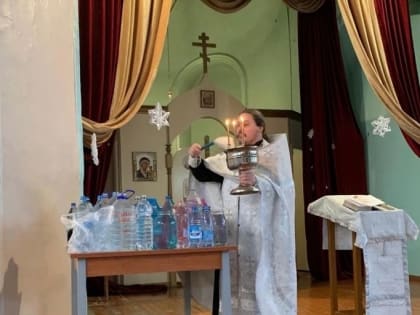 Священник посетил лечебные учреждения Красноярска