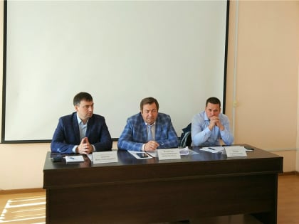 Подключение к электросетям и снос «аварийных» деревьев обсудили энергетики и главы поселков в Уярском районе