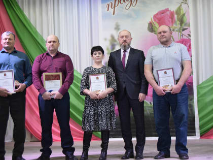 Сегодня в тёплой и праздничной обстановке чествовали заслуженных работников отрасли ЖКХ Каратузского района.