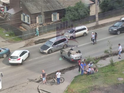 В Красноярске водитель «Хонды» влетел на встречку и перевернулся (видео)