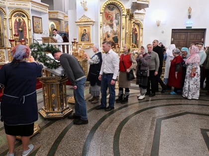 В православных храмах проходят праздничные богослужения