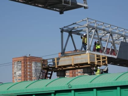 В Красноярске установили все пролёты пешеходного моста через Семафорную