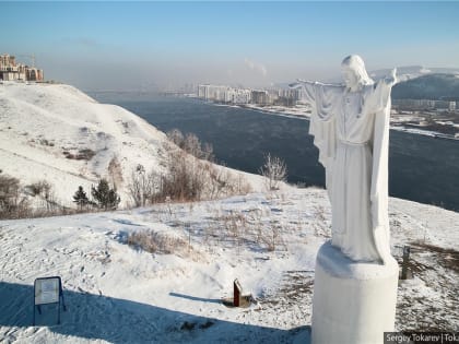 «Красиво и печально»: фотограф показал Красноярск под «чёрным небом» (видео)