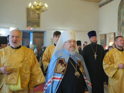 Правящий архиерей совершил Божественную литургию Петропавловском храме города Ужур