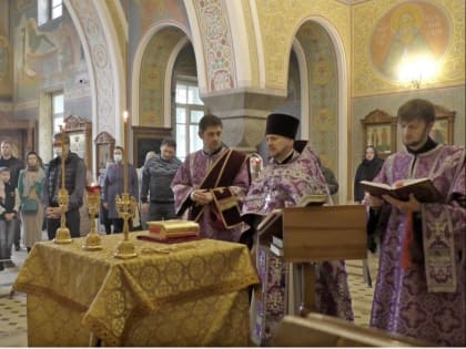 В красноярском Иоанно-Предтеченском храме совершена Литургия с пояснениями