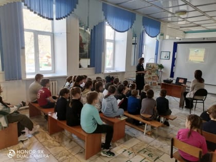 Православным гимназистам рассказали о празднике православной книги на библиотечном часе