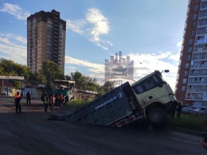 На улице Калинина в Красноярске грузовик наполовину провалился под асфальт (видео)