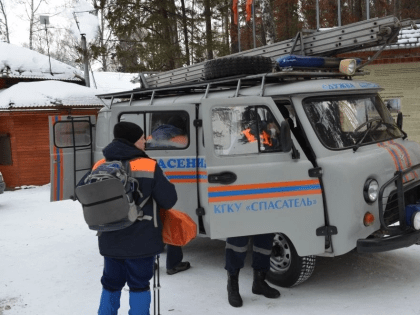 На выходных несколько жителей края уехали в лес на снегоходах и не смогли выбраться без помощи спасателей