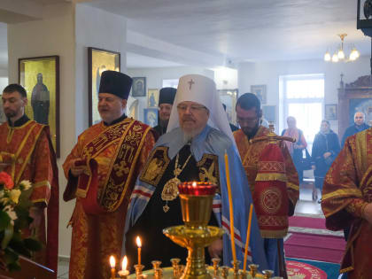 Глава Красноярской митрополии возглавил Божественную литургию в красноярском храме Воскресения Христова