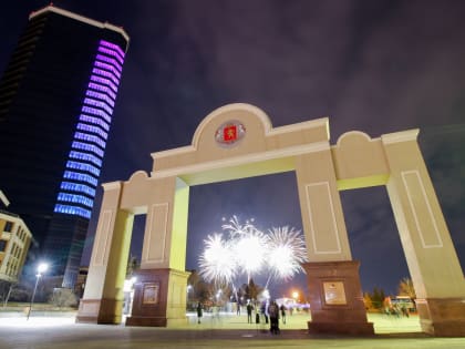 В Красноярске запустили салют в честь присвоения звания «Город трудовой доблести»