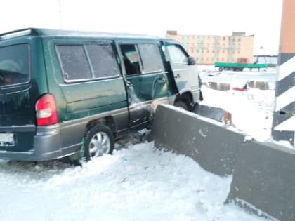 В Норильске произошло ДТП с участием микроавтобуса, 1 человек госпитализирован