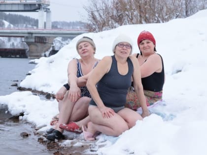 Назаровским моржам не надо ждать праздника. Окунуться в холодную воду для них дело привычное