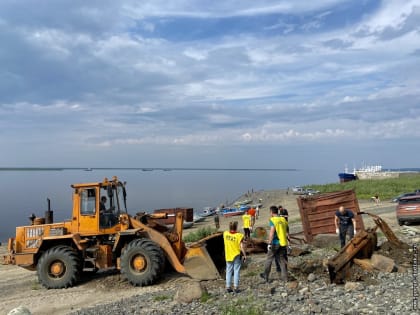 Северяне объединили усилия по очистке берега реки Енисей