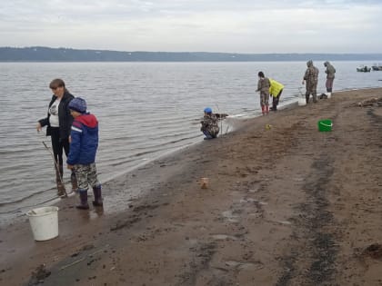 Жители поселка Левинские Пески соревновались в рыбной ловле