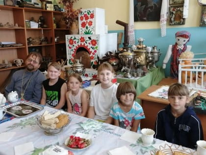 Ачинский священник провёл занятие для детей в Большеулуйской средней школе