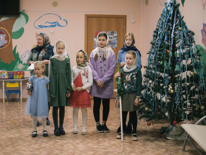 Юные сосновоборские христославы исполнили Рождественские колядки в городской больнице