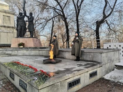 В День народного единства ветераны несли караул у Вечного огня  вместе с современными постовцами