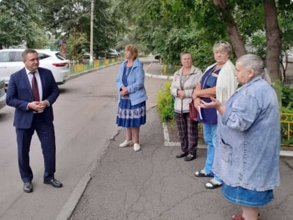 Руководитель провел встречу с жителями дома в Советском районе