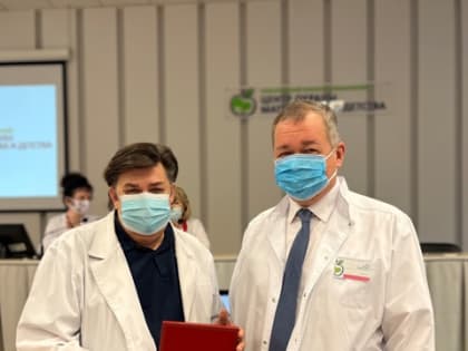 В центре охраны материнства и детства вручили почетные награды врачам