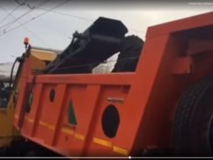 На уборку красноярских улиц вывели большие дорожные пылесосы