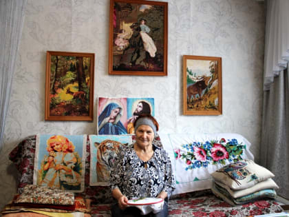 Около тысячи картин вышила крестиком жительница Шарыповского муниципального округа за 15 лет