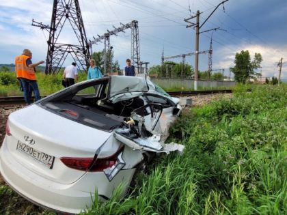 Водитель Hyundai Solaris выехал на пути и попал под электричку