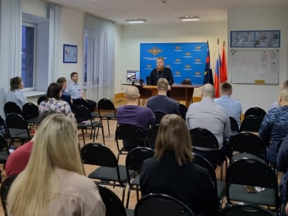 С ужурскими полицейскими провели духовно-просветительскую беседу
